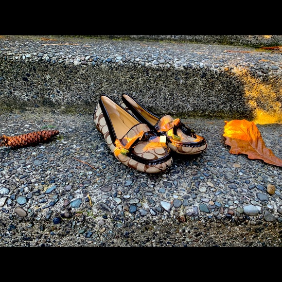 Coach Frida signature tan loafers Sz 6B NEWπ - Picture 2 of 8